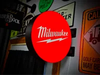 Enseigne lumineuse double face Milwaukee Tools, style station-service — photo 2