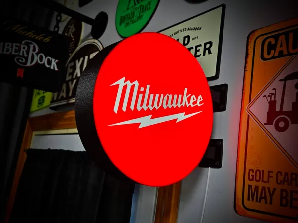 Enseigne lumineuse double face Milwaukee Tools, style station-service