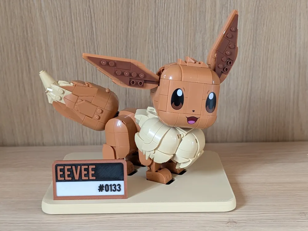 Soporte: Eevee Display Stand. Referencia del modelo original.