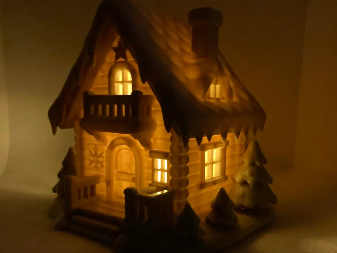 Dekoratives Teelicht-Ornament mit Wintermotiv, besonderes Design, schwebende Fensterfigur