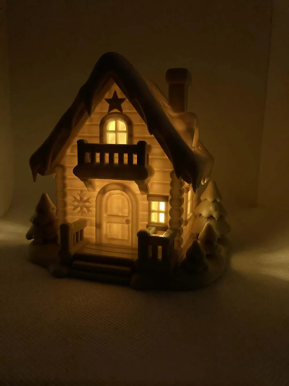 Dekoratives Teelicht-Ornament mit Wintermotiv, besonderes Design, schwebende Fensterfigur