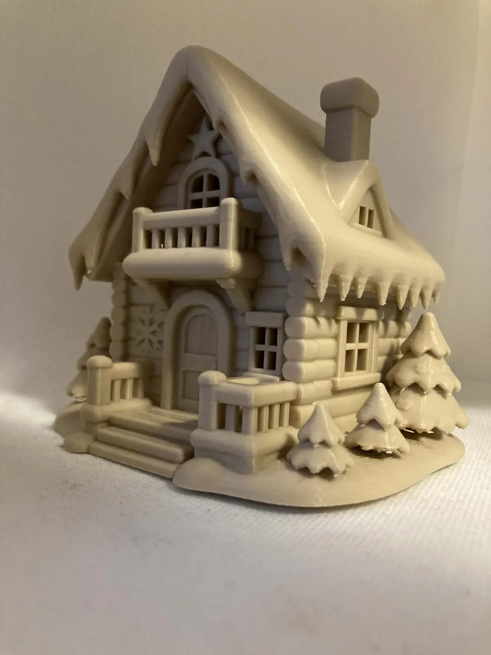 Dekoratives Teelicht-Ornament mit Wintermotiv, besonderes Design, schwebende Fensterfigur