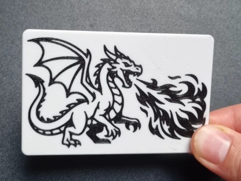 Adorno temático: Dragon Credit Card Holder – Tap to Pay. Referencia del modelo original.