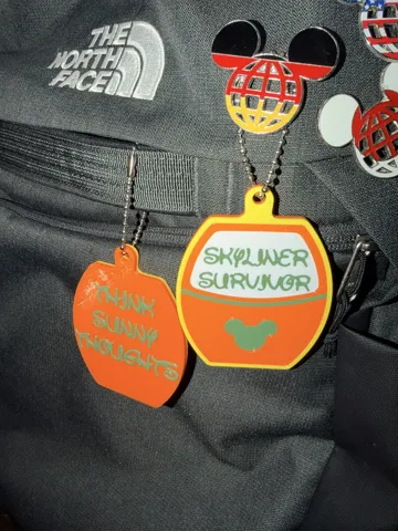 Llavero: Disney's Skyliner Orange Bird Bag Charm / Keychain — vista de referencia 3