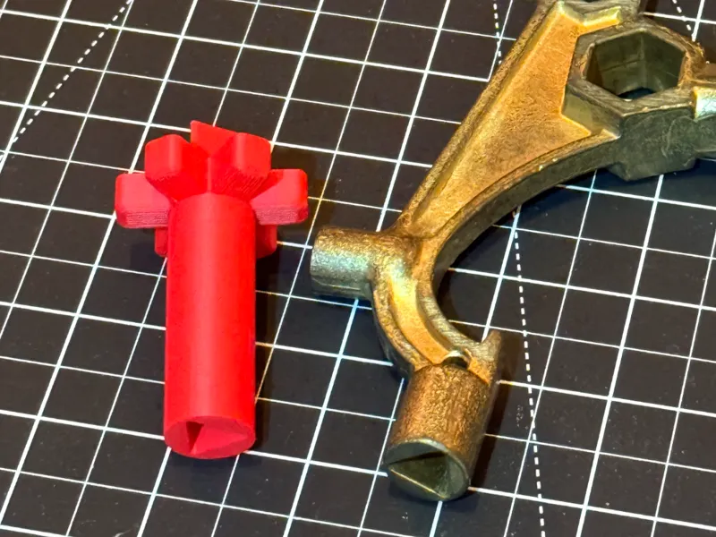 Clé triangle / Triangle key
