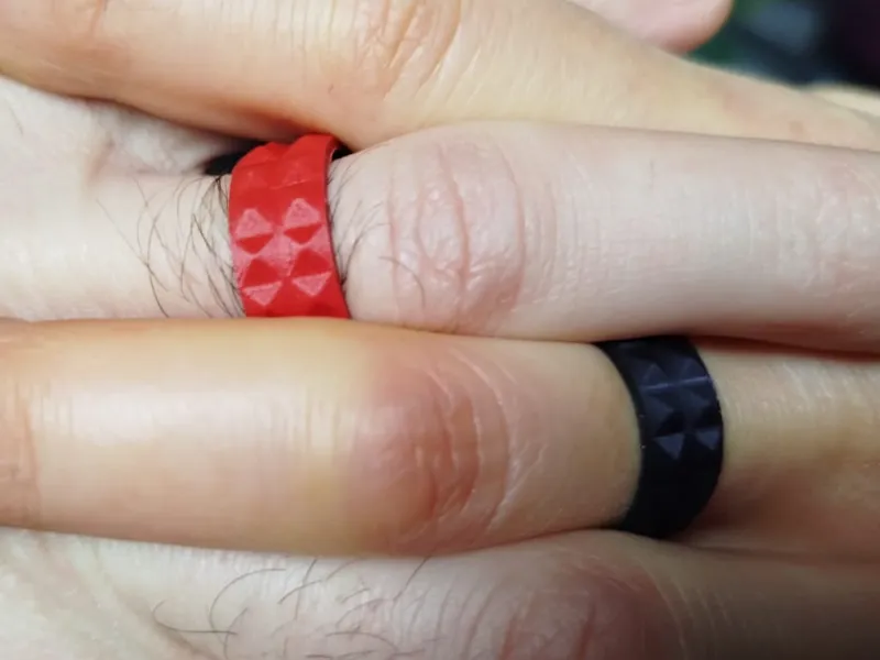 Anello a borchie piramidali