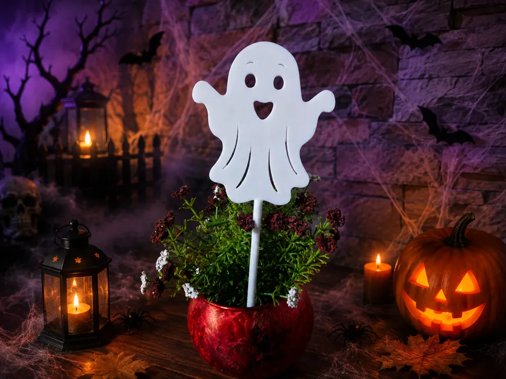Adorno temático: Floral halloween ghost with plant stake. Referencia del modelo original.