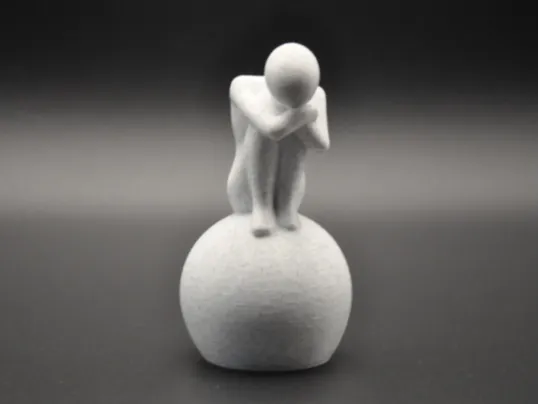 Statue pensive sur son rocher