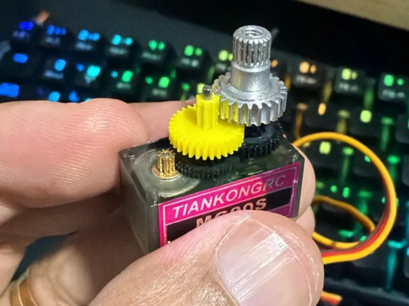 servo inside gear mg90s 