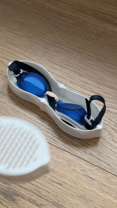 Swimming goggles magnetic case