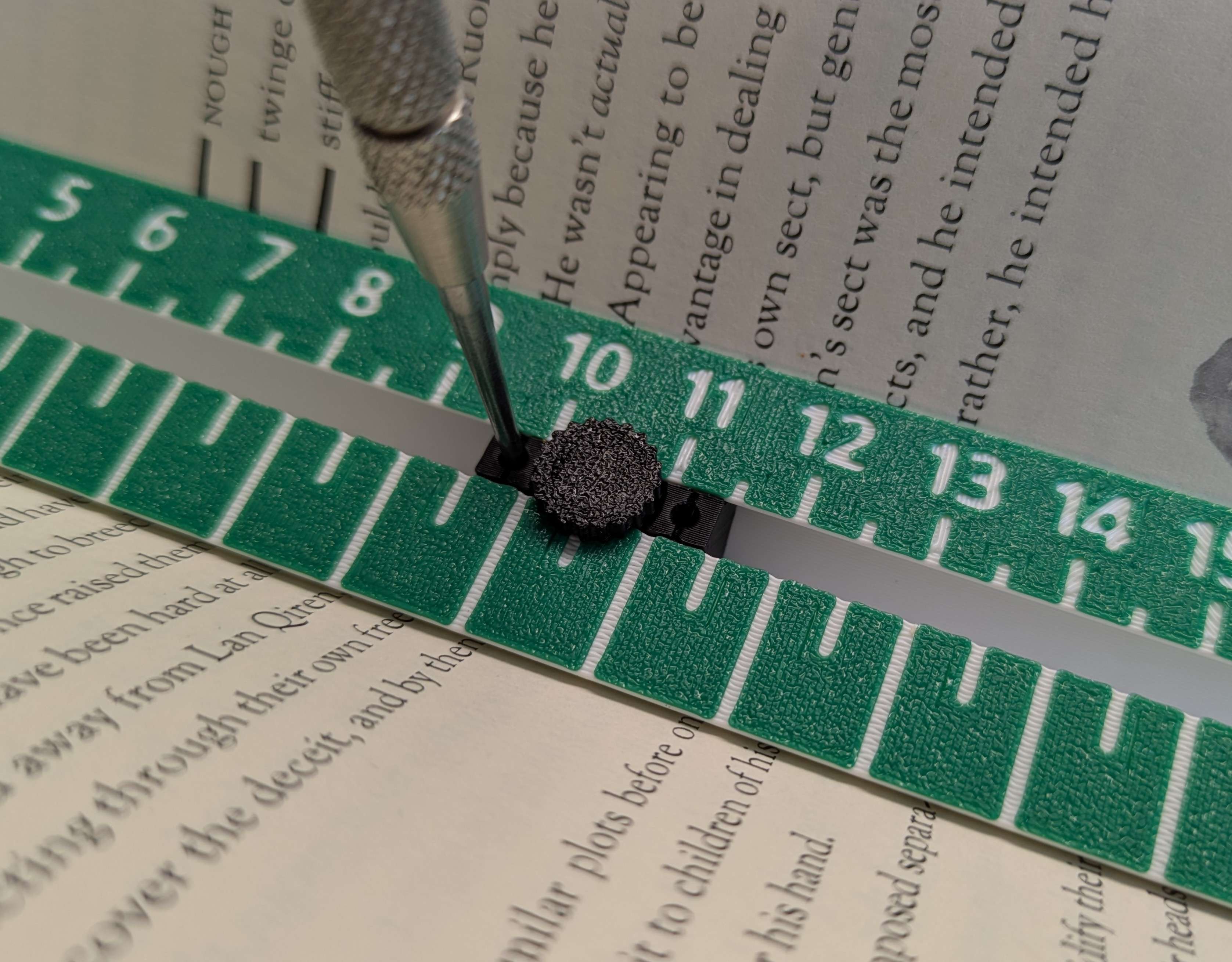 Miniatura 1 do modelo 3D Adjustable Punching Template for Bookbinding
