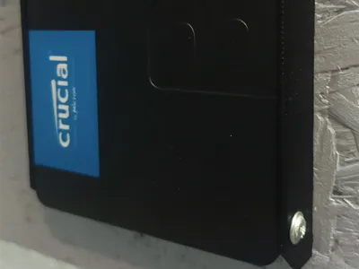 Simple wall holder for SSD or 2.5 HDD