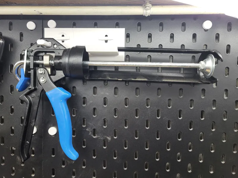Skadis Support pistolet à cartouche mastic