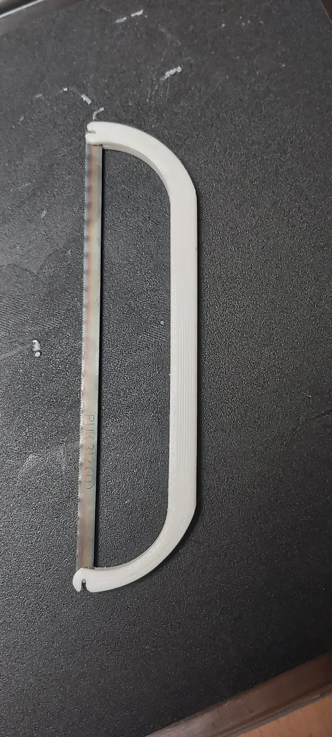 Grip for small metal saw blades