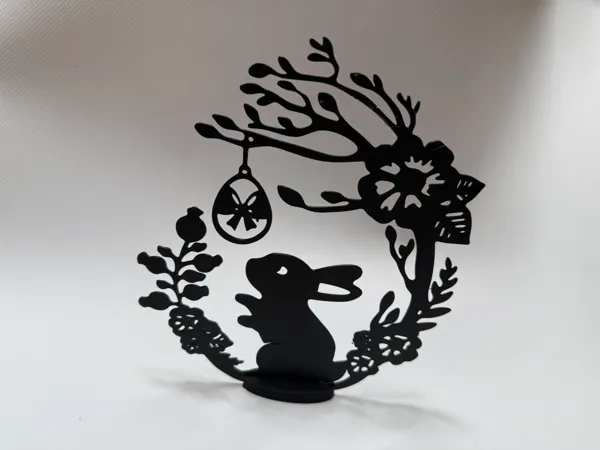 Silhouette de lapin avec œuf de Pâques et support