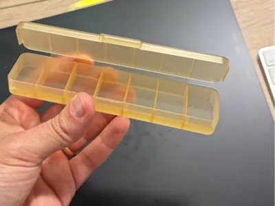Translucent pill box, pilulier 