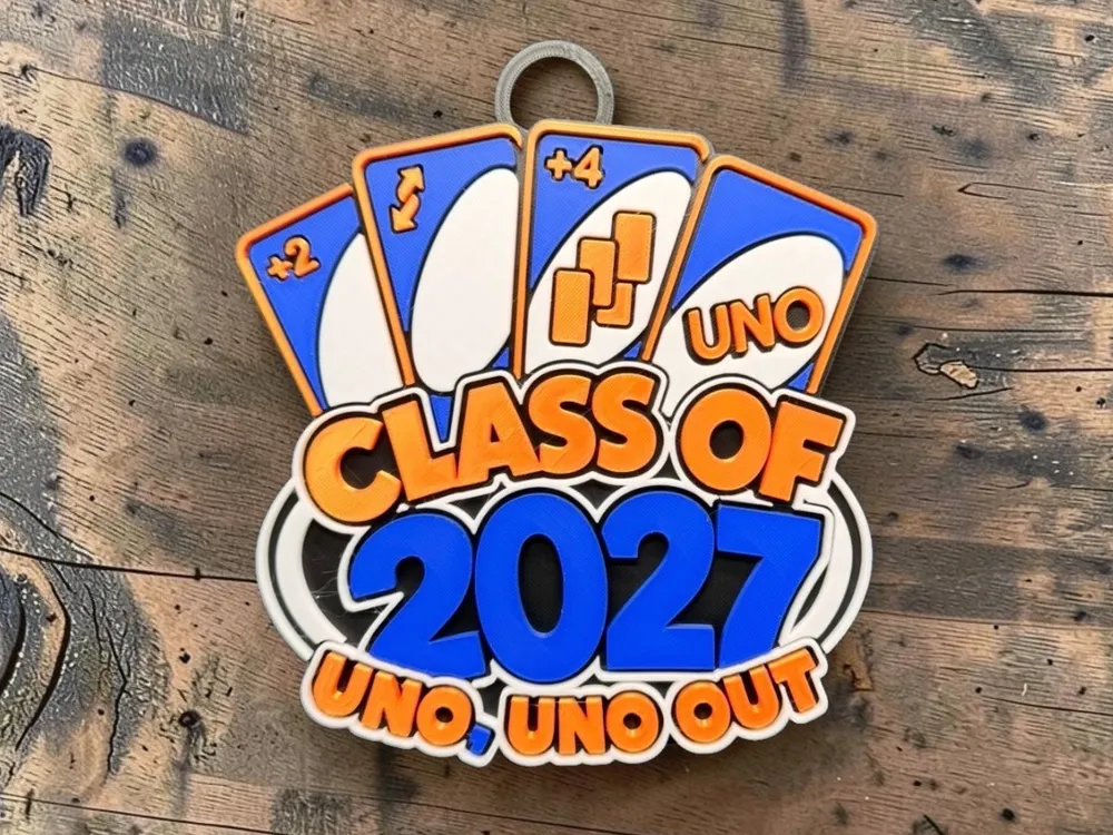 Dije o accesorio de collar: UNO-Inspired Class of 2027 Hype Chain Pendant. Referencia del modelo original.