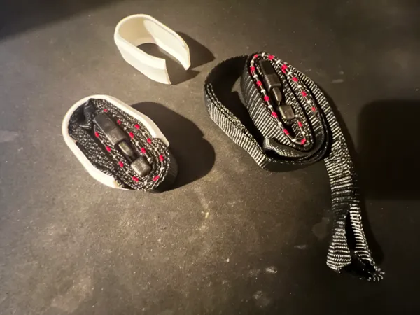 Clip range-sangles pour moto