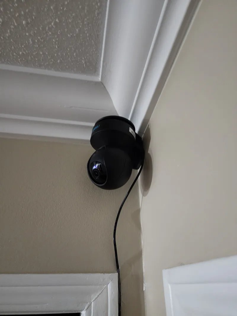 Reolink E1 Pro inner corner mount