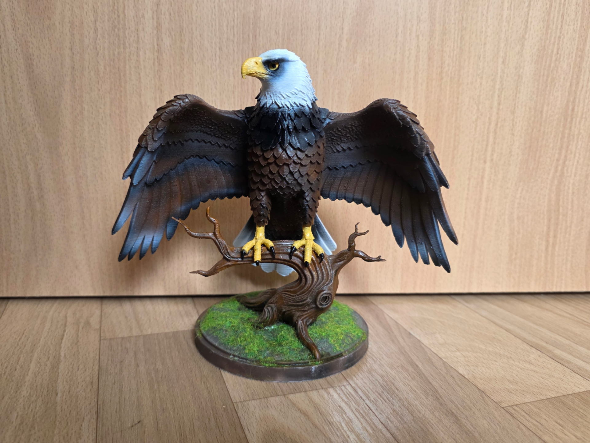 Adler auf Ast, Adlerstatue