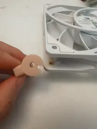 Support minimaliste pour ventilateur 80 mm, inclinaison 15° — photo 6