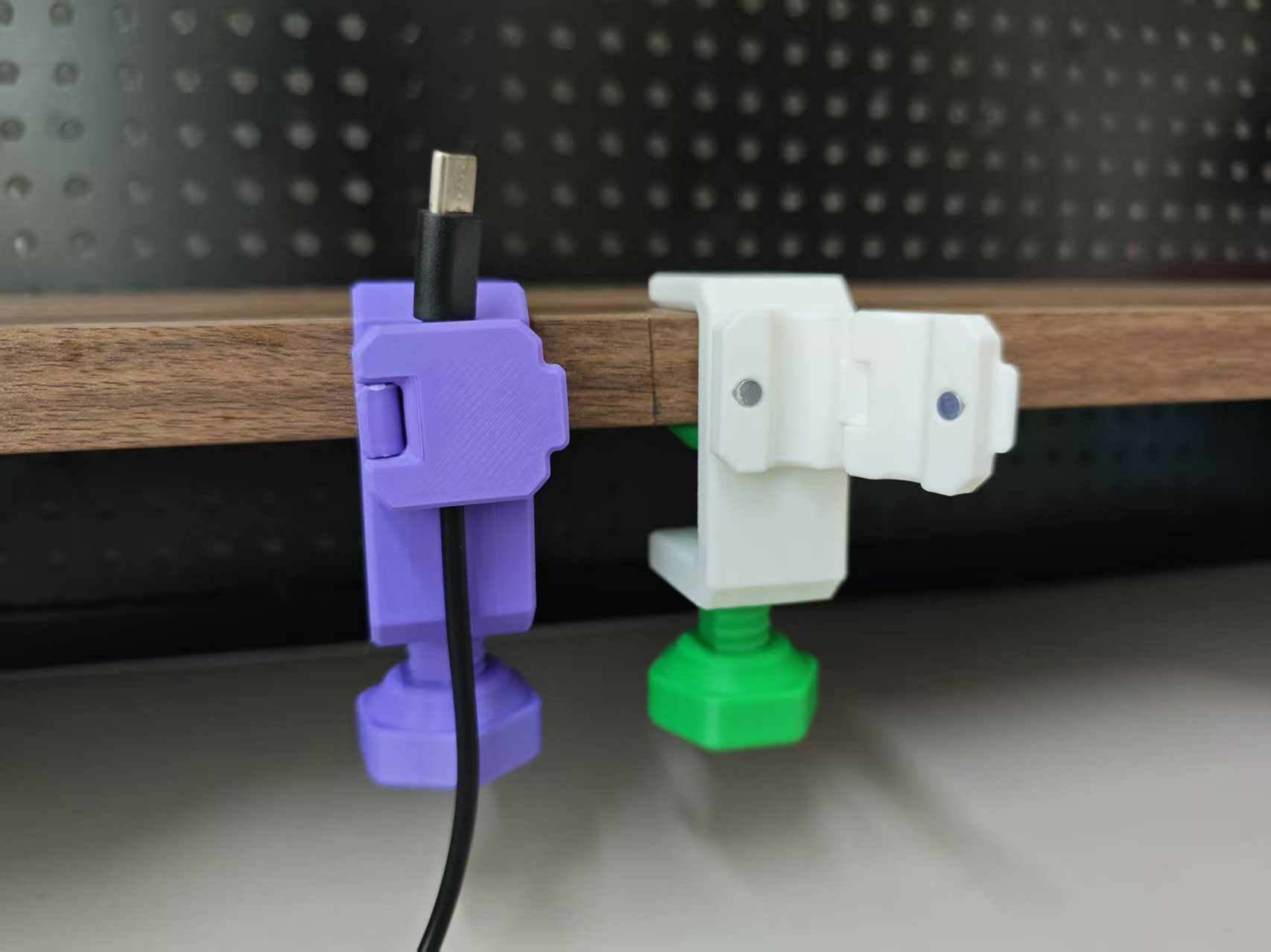 Miniatura 1 do modelo 3D 桌夹式可旋转数据线整理器