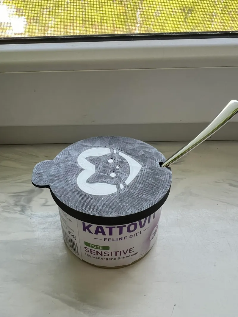 Lid for cat food cans with hole to spoon