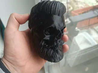Cooler Totenkopf mit Bart für Anhängerkupplung