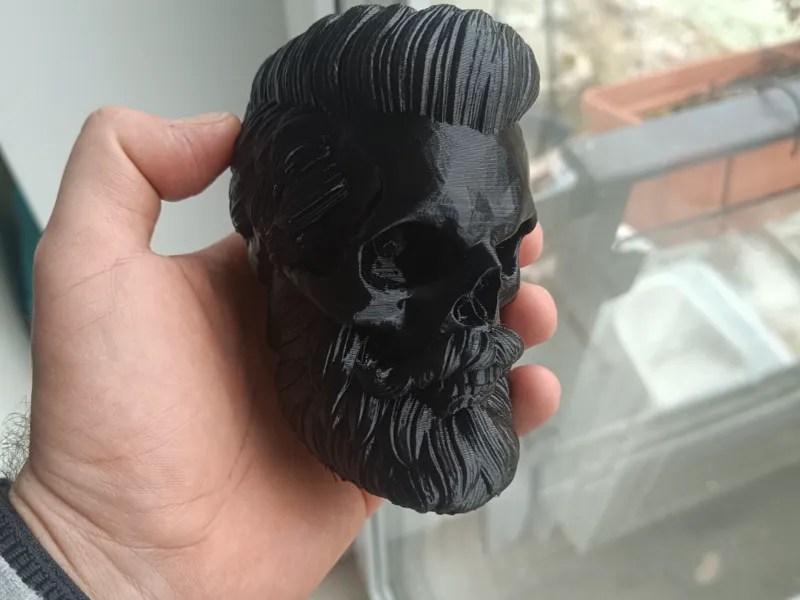 Cooler Totenkopf mit Bart für Anhängerkupplung