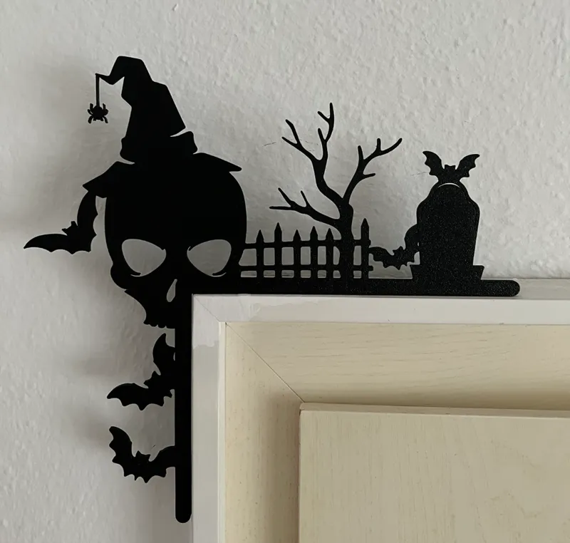 Halloween door corner with Skull