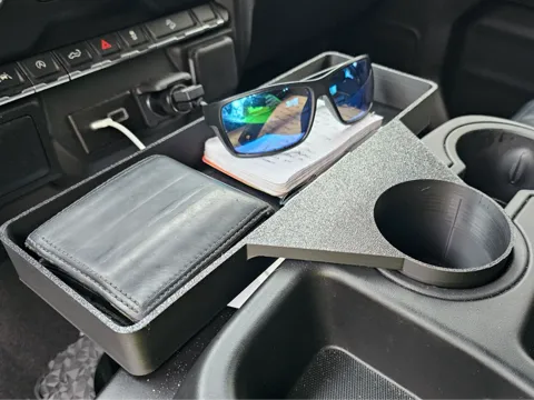 Bandeja organizadora: Wide Cup Holder Tray (Silverado 19 - 26) — referencia de MakerWorld
