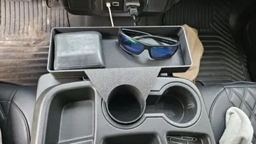 Bandeja organizadora: Wide Cup Holder Tray (Silverado 19 - 26) — vista de referencia 5