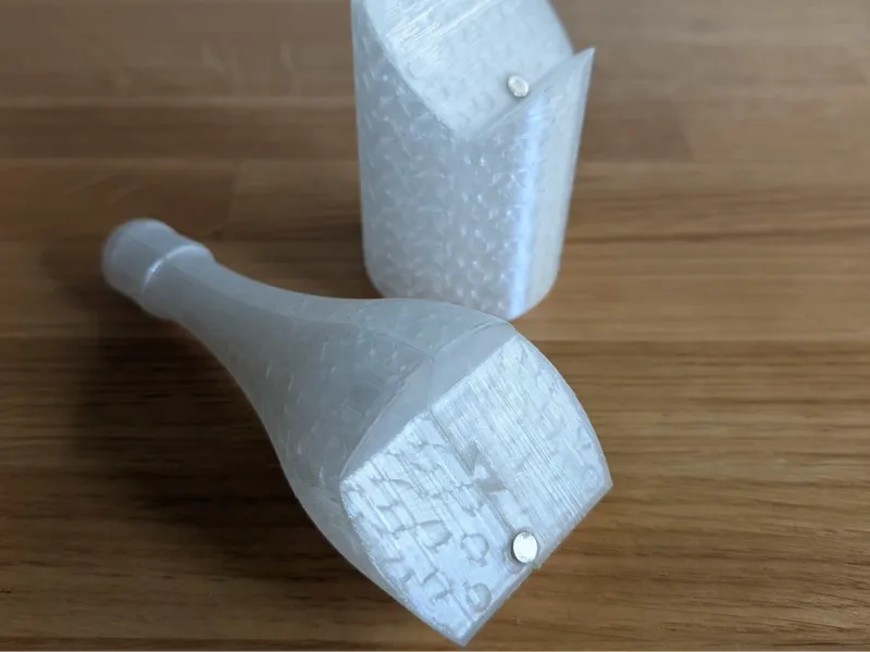 Splittable gag champagne bottle