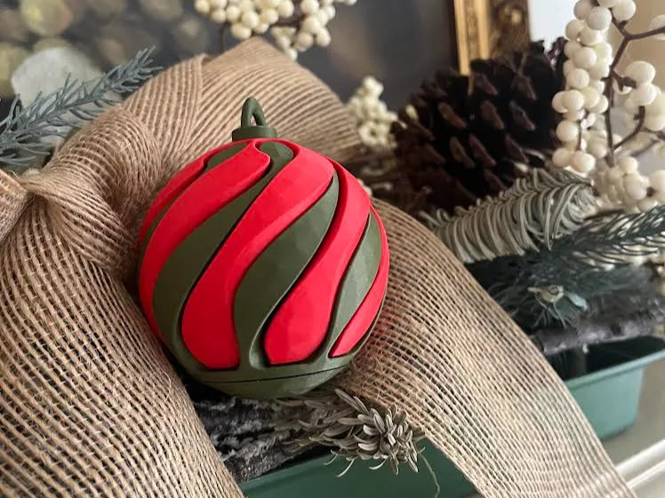 Christmas Spiral Ornament--Two-Colour Twist Ball