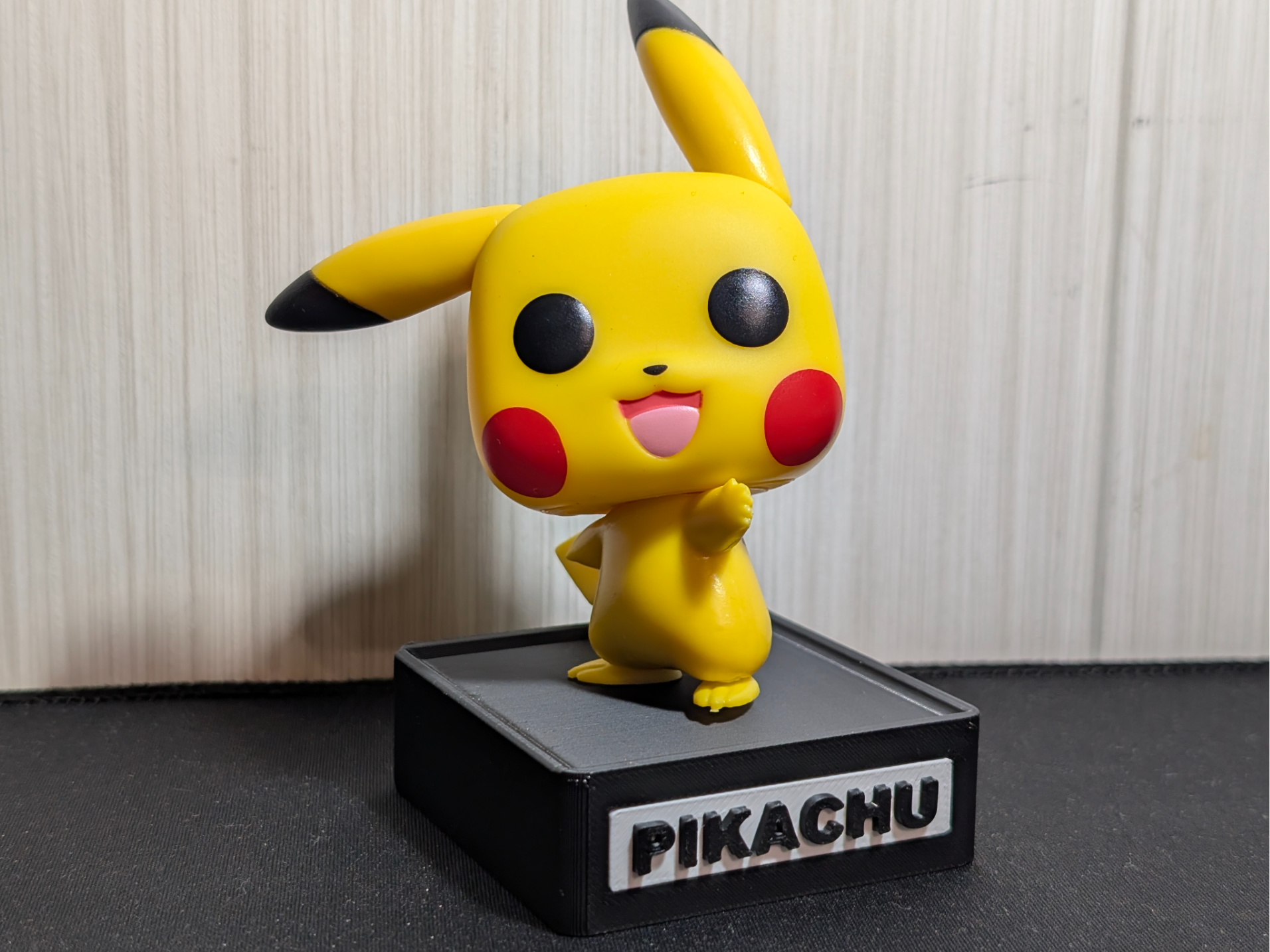 Funko Pop Stand Pikachu