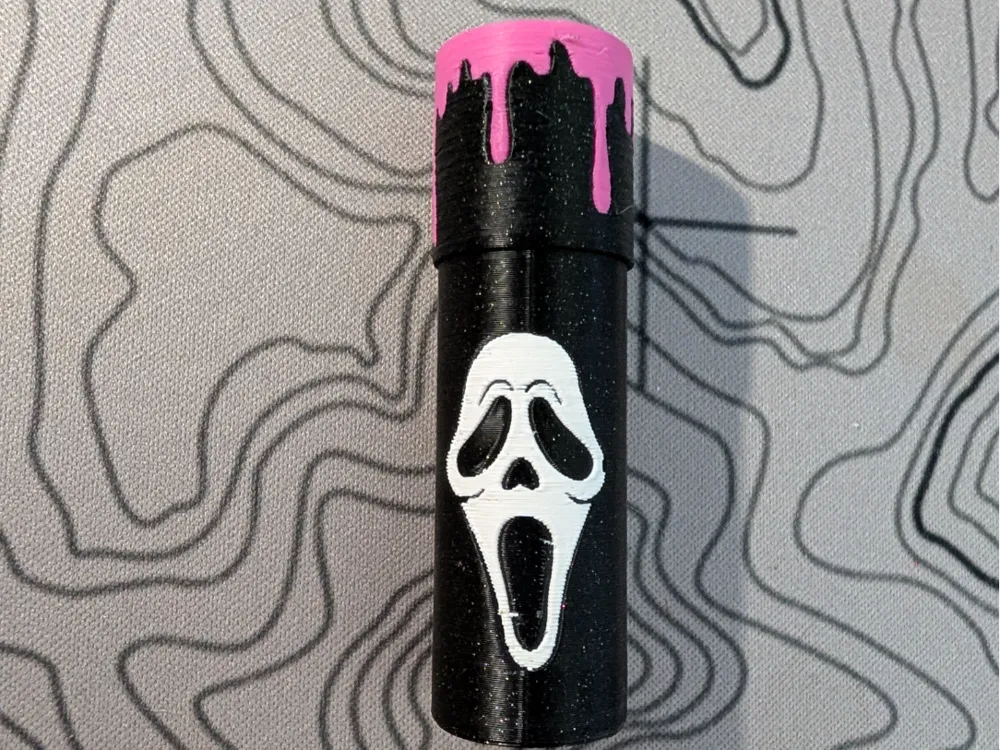 Adorno temático: Ghost Face Chapstick Holder. Referencia del modelo original.
