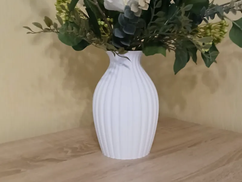 Moderner Vase mit Rillen