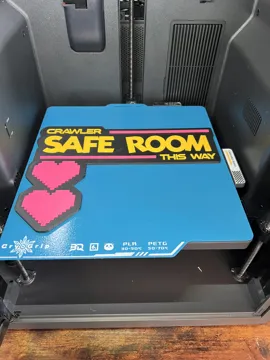 Escenografía en miniatura: Dungeon Crawler Carl – Safe Room Door Sign — vista de referencia 3