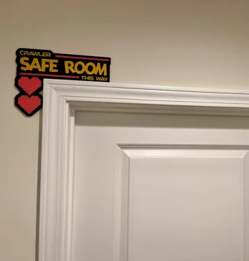 Escenografía en miniatura: Dungeon Crawler Carl – Safe Room Door Sign — vista de referencia 2