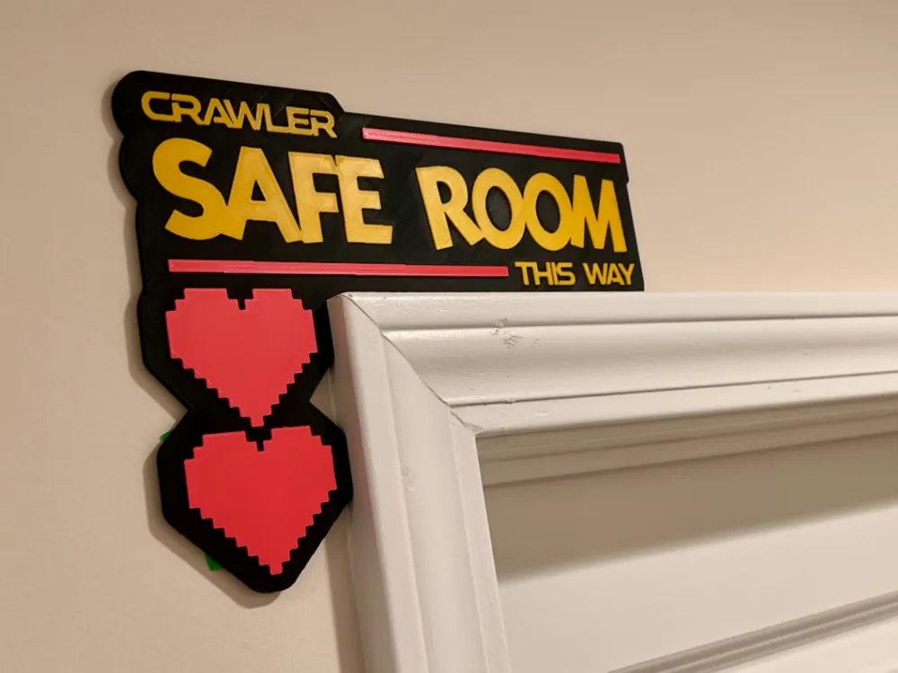 Escenografía en miniatura: Dungeon Crawler Carl – Safe Room Door Sign. Referencia del modelo original.