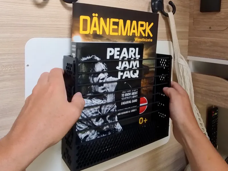 Camper-Spannregal für Bücher und Zeitschriften