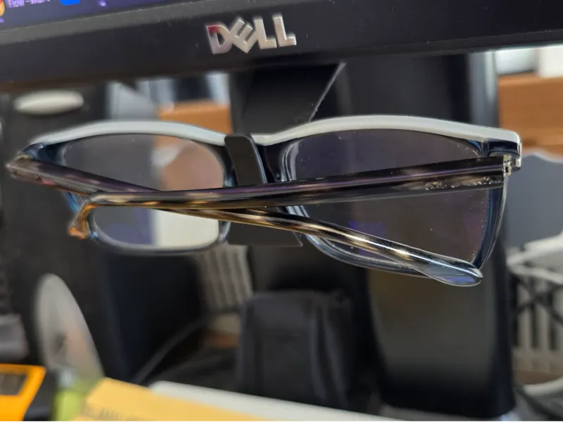 Soporte para gafas bajo monitor