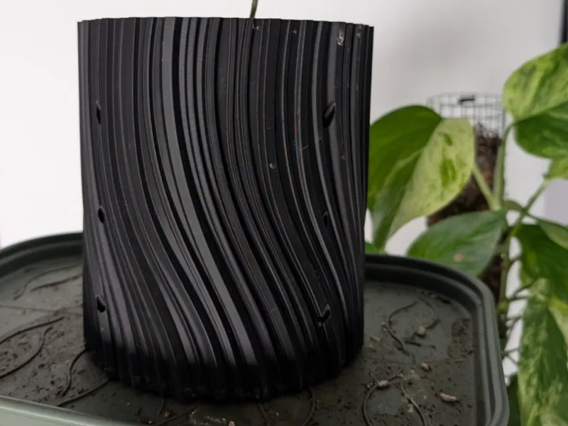Wavy plant pot