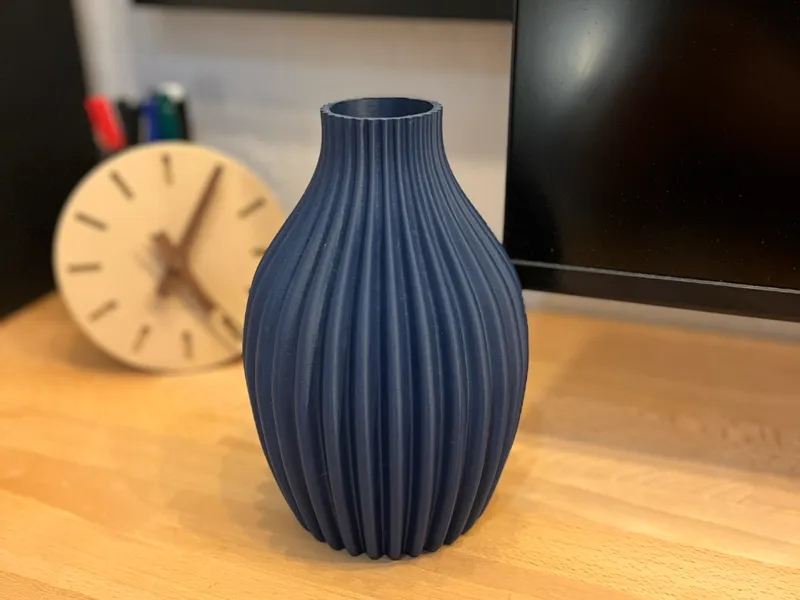 Bauchige Vase mit vertikalen Rippen