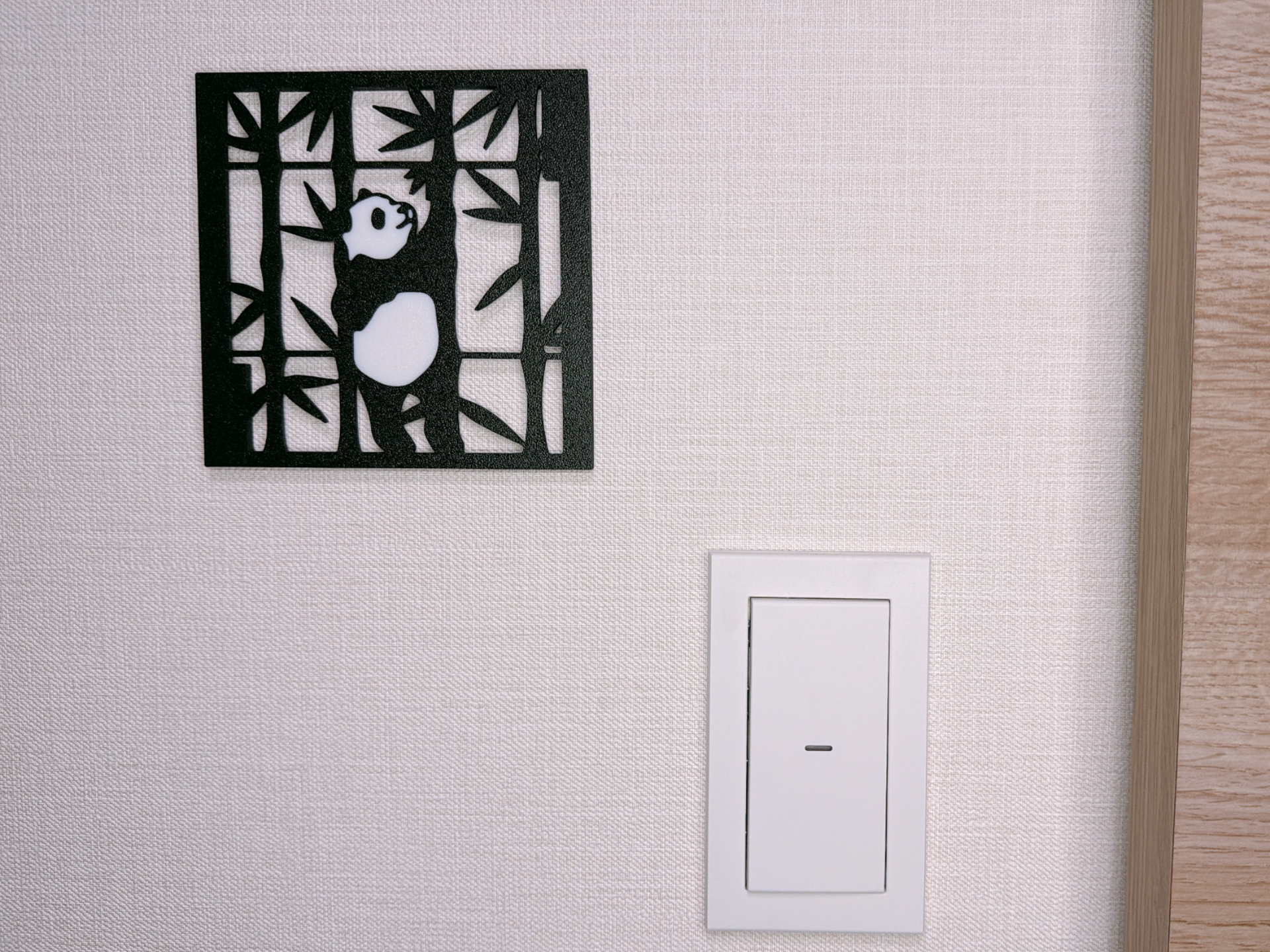 Panda Reaching for Bamboo - 笹に手を伸ばすパンダ