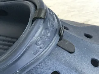 Bloqueur de bride pour Crocs – Libérez vos pieds !