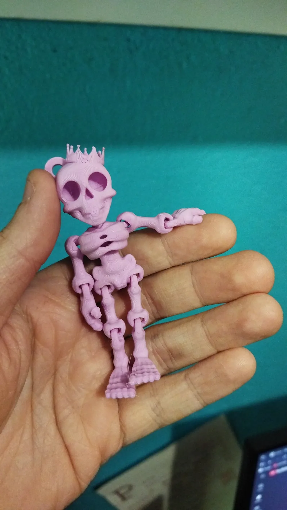 Flexi Skeleton with Crown Keychain - Free 3D Print Model - MakerWorld