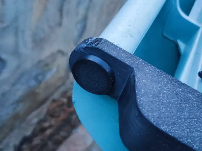 Axe de charnière pour couvercle de poubelle