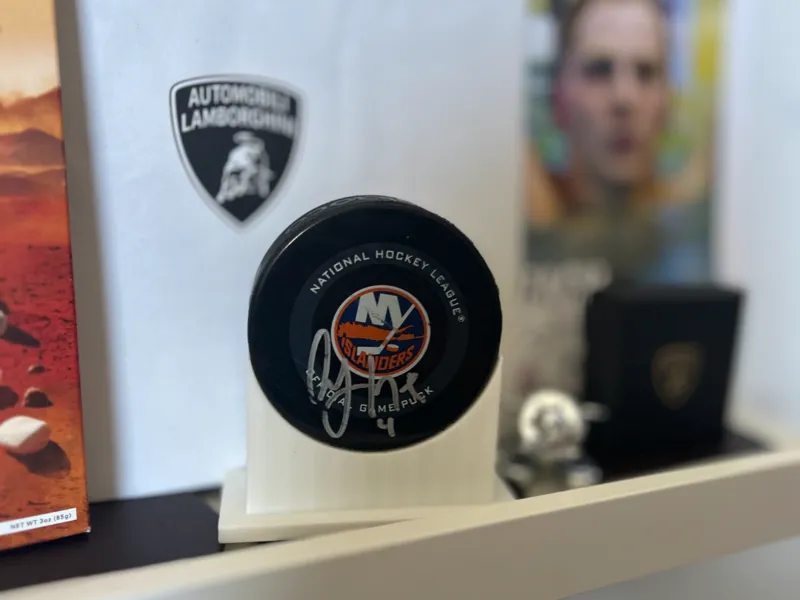 Hockey puck holder