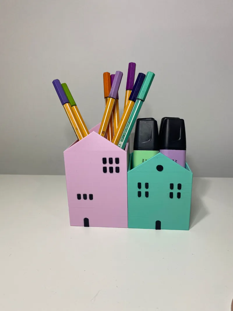 Pen holder house